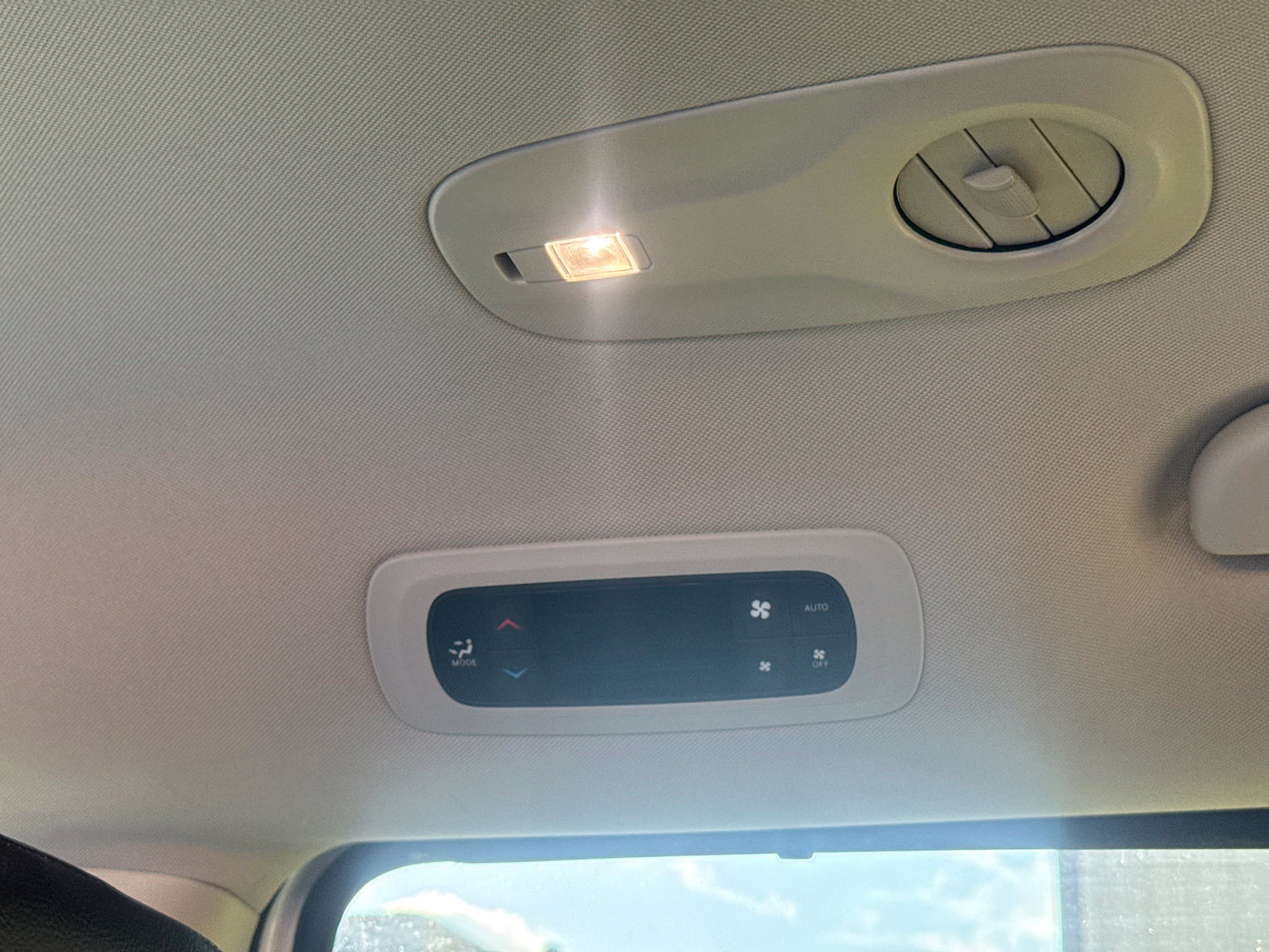 Used 2022 Chrysler Pacifica Touring-L w/ Uconnect Theater Family Group FWD image 14
