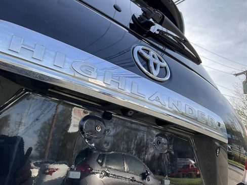 Used 2013 Toyota Highlander Plus AWD/4WD image 10