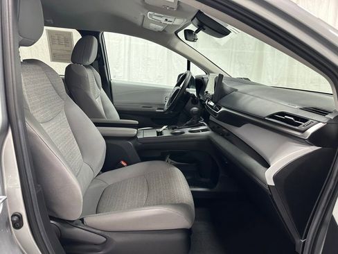 Used 2025 Toyota Sienna LE FWD image 62