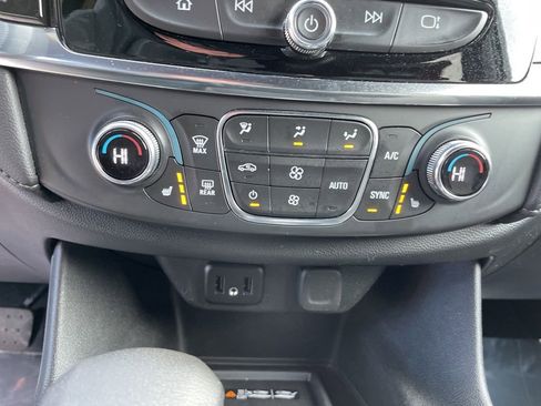 Used 2023 Chevrolet Traverse LT image 18