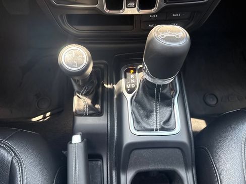 Used 2019 Jeep Wrangler Unlimited Sahara w/ Quick Order Package 24M Moab image 28