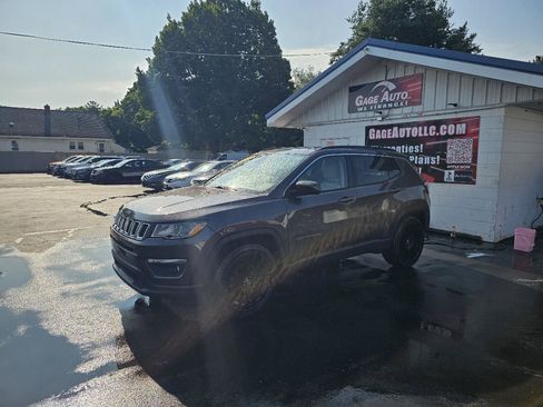 Used 2019 Jeep Compass Latitude w/ Cold Weather Group FWD image 5