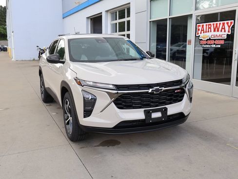 New 2026 Chevrolet Trax RS w/ Sunroof Package FWD image 2