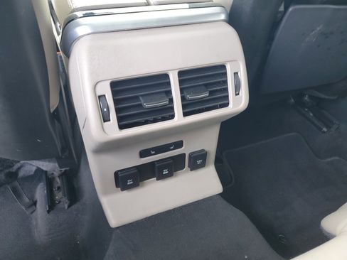 Used 2018 Land Rover Range Rover Velar S image 32