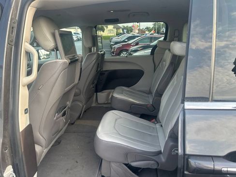 Used 2017 Chrysler Pacifica Touring-L Plus FWD image 16