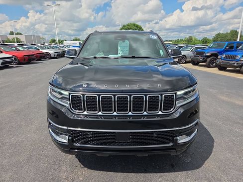 Used 2025 Jeep Wagoneer 4WD image 2