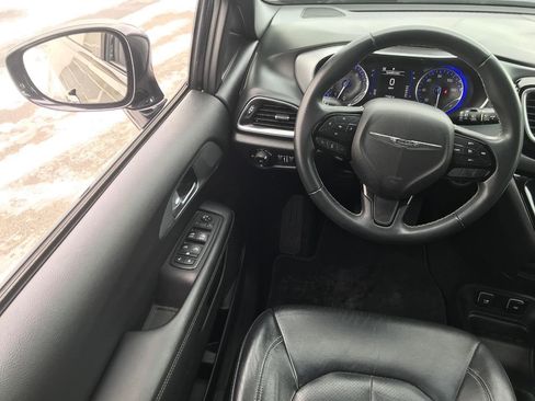 Used 2018 Chrysler Pacifica Touring-L w/ Premium Audio Group image 5