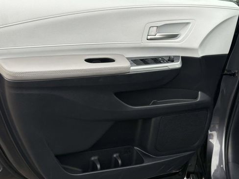 Used 2025 Toyota Sienna XLE image 24