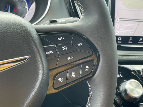 Used 2025 Chrysler Pacifica Limited FWD image 29