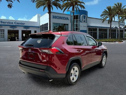 Used 2021 Toyota RAV4 XLE w/ Convenience Package FWD image 8