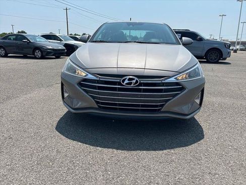 Used 2020 Hyundai Elantra SE w/ Cargo Package (C1) FWD image 2