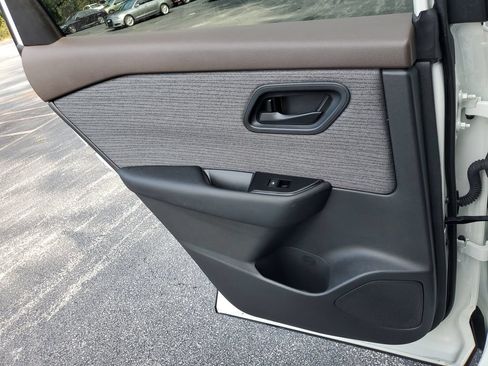 Used 2023 Nissan Rogue S FWD image 15