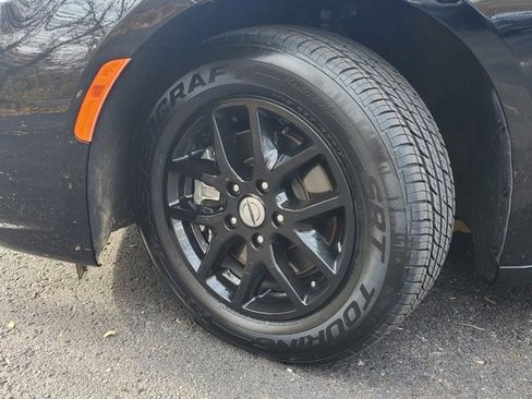 Certified 2024 Chrysler Pacifica Touring-L image 3