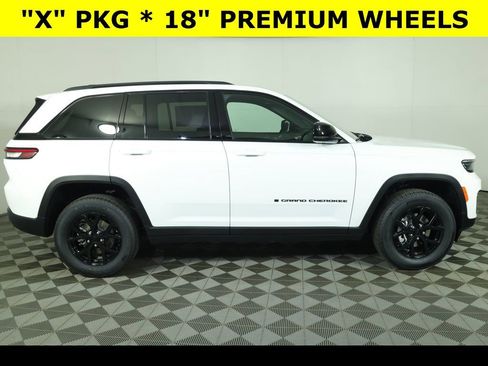 New 2025 Jeep Grand Cherokee Altitude image 7