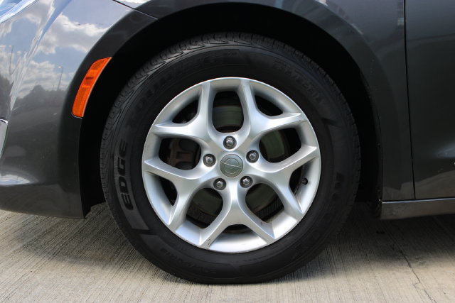 Used 2018 Chrysler Pacifica Touring-L w/ Tire & Wheel Group FWD image 27