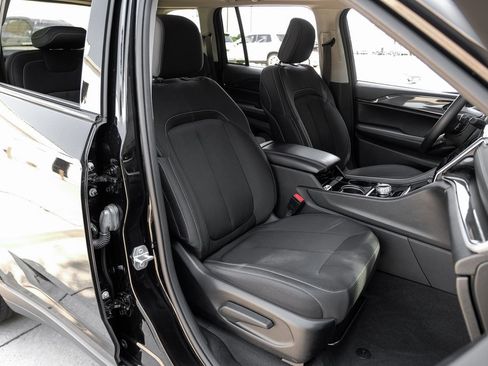 Used 2022 Jeep Grand Cherokee Laredo w/ Luxury Tech Group I image 44