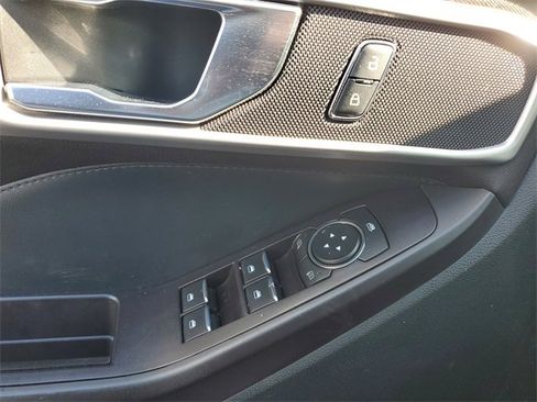 Used 2020 Ford Explorer XLT image 18