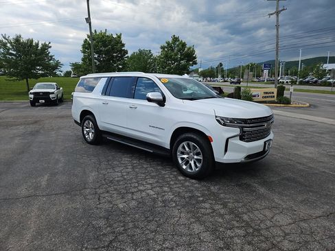 Used 2023 Chevrolet Suburban Premier AWD/4WD image 8