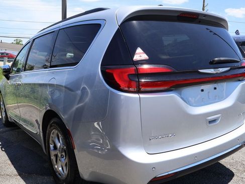 Used 2023 Chrysler Pacifica Limited FWD image 4