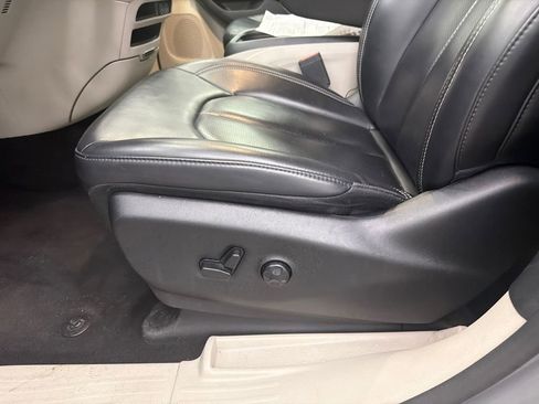 Used 2023 Chrysler Pacifica Touring-L image 10