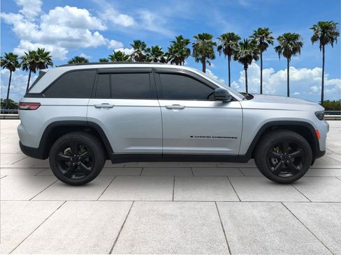 Used 2023 Jeep Grand Cherokee Altitude AWD/4WD image 8