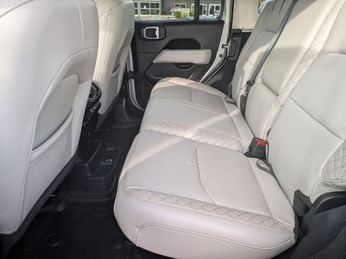 Used 2022 Jeep Wrangler Unlimited Sahara image 23