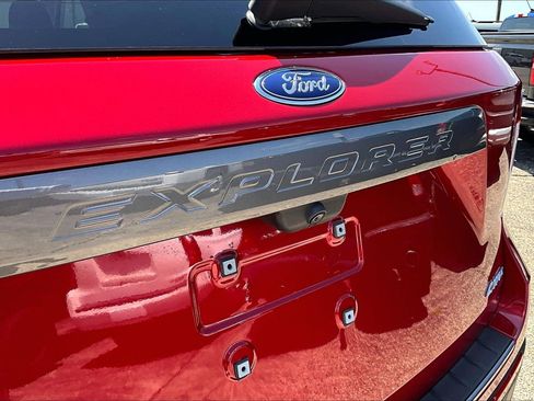 Used 2024 Ford Explorer XLT w/ Equipment Group 202A AWD/4WD image 32