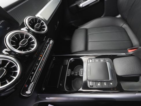 Used 2023 Mercedes-Benz GLB 250 4MATIC w/ Premium Package image 25