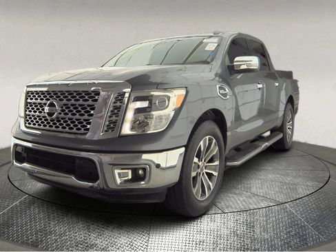 Used 2017 Nissan Titan SL image 3