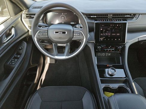 New 2025 Jeep Grand Cherokee L Altitude image 8