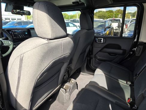Used 2025 Jeep Wrangler Sahara image 13