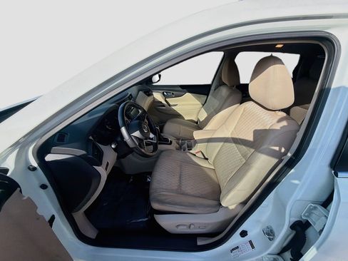 Used 2019 Nissan Rogue SV w/ Sun & Sound Touring Package FWD image 18