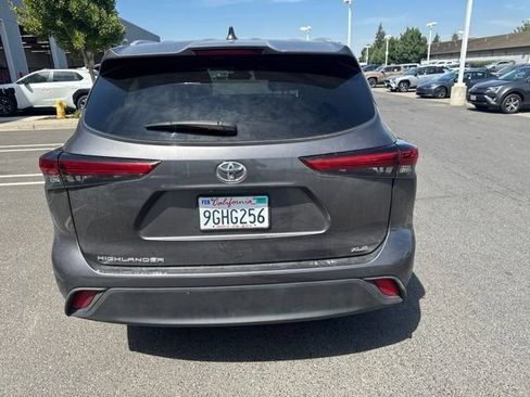 Used 2022 Toyota Highlander XLE FWD image 2