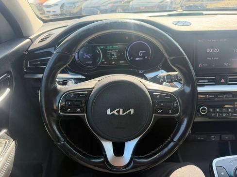 Used 2022 Kia Niro EX w/ Cold Weather Package FWD image 12
