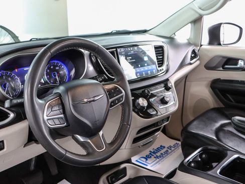 Used 2023 Chrysler Pacifica Touring-L image 22