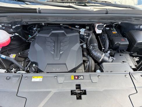 Used 2025 Kia Carnival FWD image 21