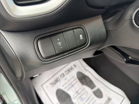 Certified 2025 Hyundai Venue SE image 16