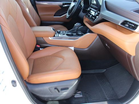 Certified 2021 Toyota Highlander Platinum image 24