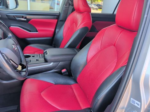 Used 2021 Toyota Highlander XSE FWD image 11