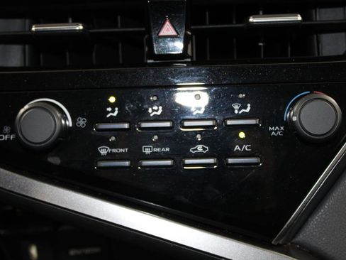 Used 2021 Toyota Camry LE image 37