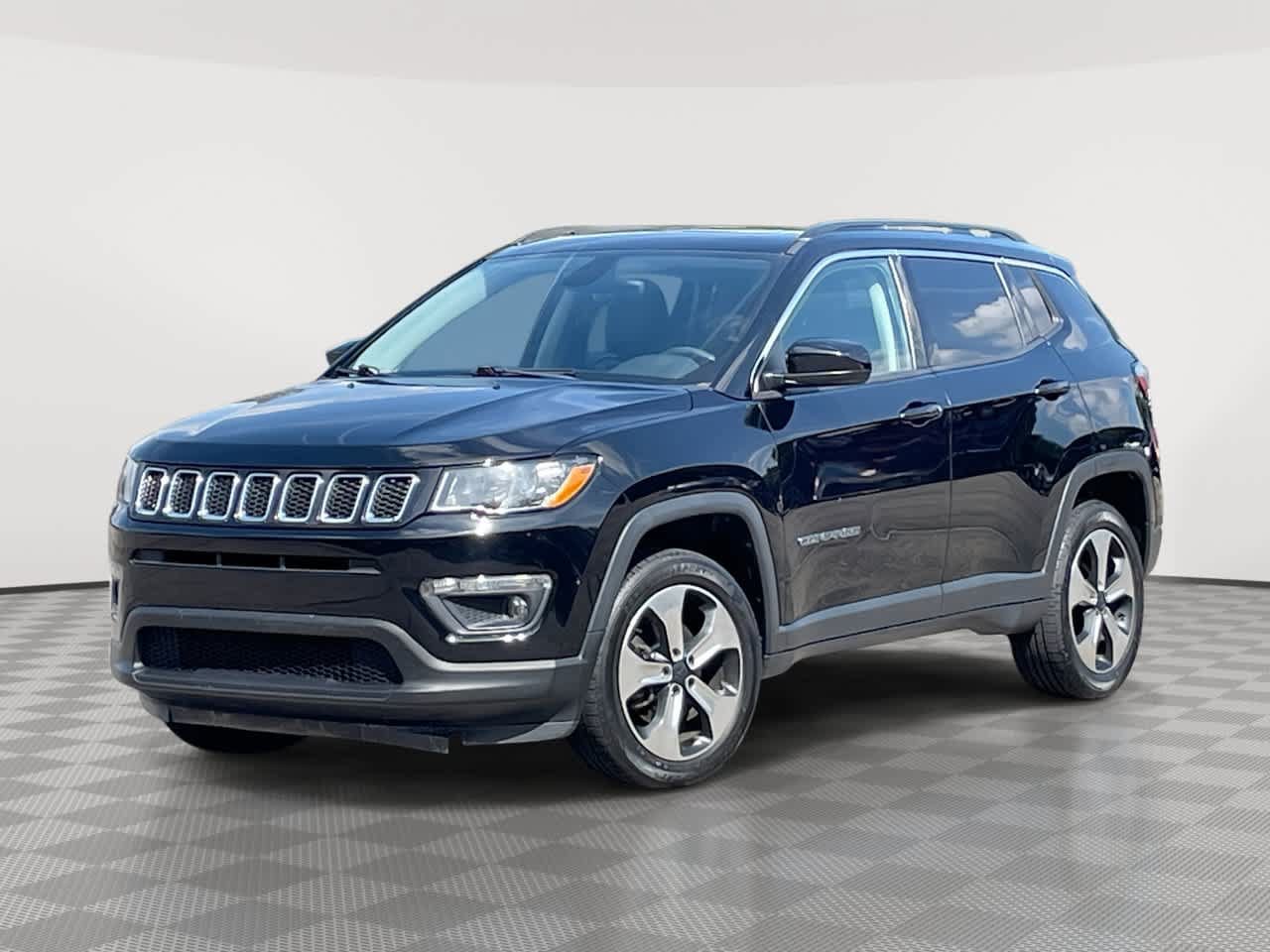 Used 2018 Jeep Compass Latitude w/ Cold Weather Group AWD/4WD image 1