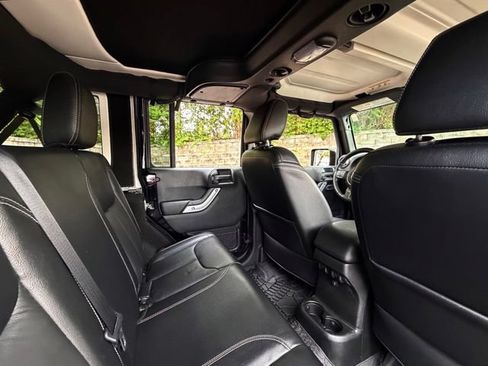Used 2018 Jeep Wrangler Unlimited Sahara w/ Connectivity Group AWD/4WD image 36