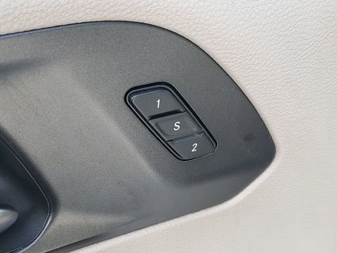 Used 2020 Chrysler Pacifica Touring-L FWD image 25