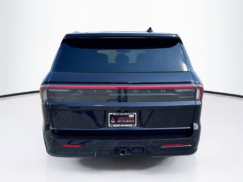 Used 2025 Lincoln Navigator Reserve image 4