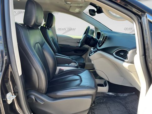 Used 2023 Chrysler Pacifica Touring-L FWD image 17