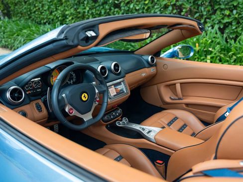 Used 2010 Ferrari California RWD image 27