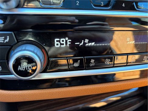 Used 2021 BMW 530i xDrive w/ Premium Package image 34