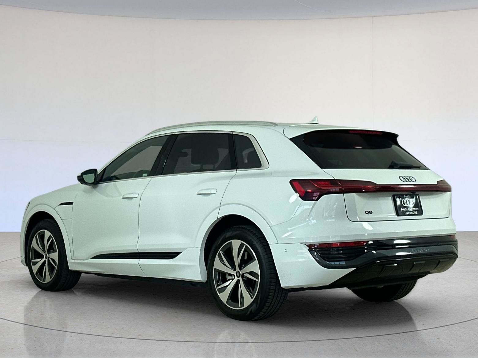 Used 2024 Audi Q8 e-tron Premium Plus AWD/4WD image 4