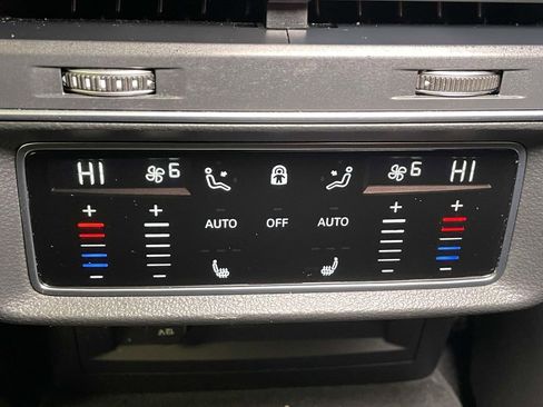 Used 2021 Audi RS Q8 4.0T image 25