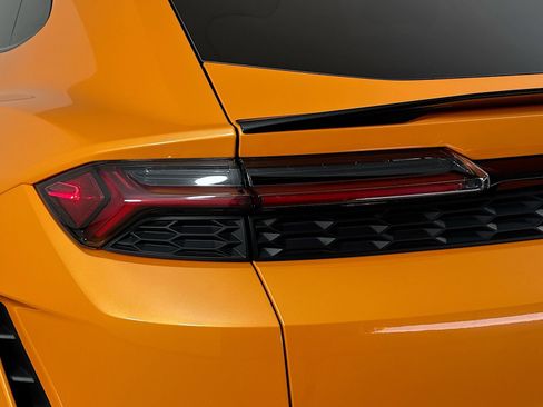 Used 2025 Lamborghini Urus SE AWD/4WD image 13